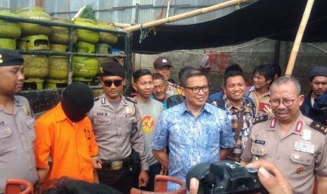 Direktorat Tindak Pidana Ekonomi Khusus Badan Reserse Kriminal Polri mengungkap tindak pidana penyimpangan distribusi tabung gas tiga kilogram di Kavling DPR Blok C Kelurahan Nerogtog, Pinang, Jumat (12/1).