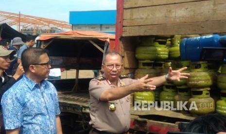 Direktorat Tindak Pidana Ekonomi Khusus Badan Reserse Kriminal Polri mengungkap tindak pidana penyimpangan distribusi tabung gas tiga kilogram di Kavling DPR Blok C Kelurahan Nerogtog, Pinang. Foto Jumat (12/1).