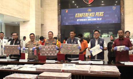 Direktorat Tindak Pidana Siber (Dittipidsiber) Bareskrim Polri menggelar pengungkapan kasus penipuan skema business email compromise (BEC) dengan kerugian mencapai Rp 32 miliar, Selasa (7/5/2024)