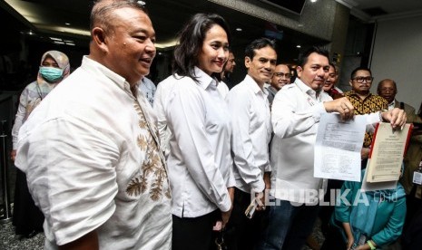 Direktur Advokasi dan Hukum Tim Kampanye Nasional (TKN) Ade Irfan Pulungan (kanan) didampingi Wakil Direktur Hukum dan Advokasi TKN Hermawi Taslim (kiri) menunjukkan berkas seusai melakukan pendaftaran kuasa hukum di Gedung Mahkamah Konstitusi, Jakarta, Selasa (11/6/2019).