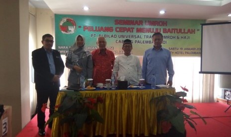 Direktur Albilad Universal, Dadan Jajuli bersama dengan kepala cabang Albilad Palembang dan perwakilan BSM Cabang Palembang.