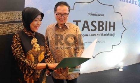  Direktur Allianz Life Indonesia, Alan T Darmawan (kanan) berbincang dengan Chief of Sharia and Corporate Communication Allianz Indonsia, Kiswanti Soeryoko (kiri) saat peluncuran tabungan Allianz Tasbih di Jakarta, Senin (3/8).