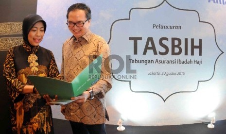 Direktur Allianz Life Indonesia, Alan T Darmawan (kanan) berbincang dengan Chief of Sharia and Corporate Communication Allianz Indonsia, Kiswanti Soeryoko (kiri) saat peluncuran tabungan Allianz Tasbih di Jakarta, Senin (3/8).