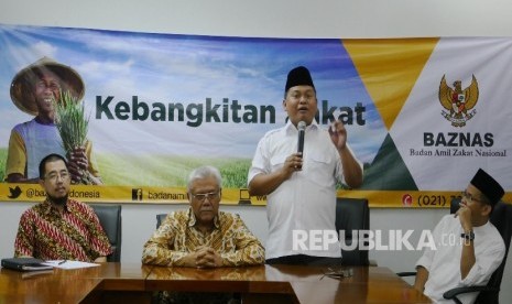  Direktur Amil Zakat Nasional BAZNAS Moh Arifin Purwakananta (kedua kanan) memberikan keterangan pers di Jakarta, Selasa (7/6).  (Republika/Darmawan)