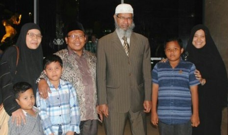 Direktur An-Nahl Instutite Ustadz Ahmad Buchory Muslim (keempat dari kiri) bersama Dr Zakir Naik.