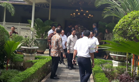 Direktur Angkasa Pura I Faik Fahmi dan tim pembangunan NYIA (New Yogyakarta Imternational Airport) di Kulon Progo usai pemaparan desain NYIA di hadapan Gubernur DIY Sri Sultan Hamenglu Buwono X di kepatihan Yogyakarta Kamis(8/2).