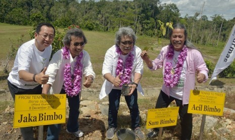 Direktur APP-Sinar Mas Suhendra Wiriadinata (kiri) bersama grup musik Bimbo menanam pohon pada acara 