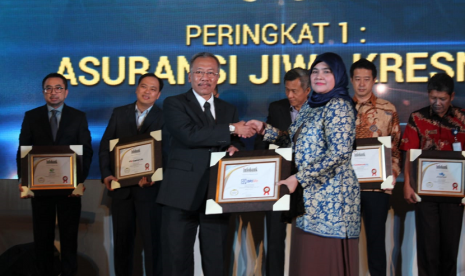   Direktur Asuransi Korporasi BRI Life Sugeng Sudibjo menerima penghargaan pada ajang “19th Infobank Insurance Award 2018”, BRI Life sebagai perusahaan asuransi jiwa terbaik yang menerima Golden Throphy Award 2018.