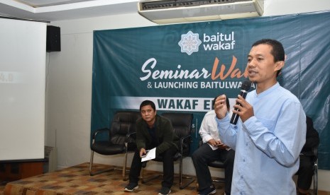 Direktur Baitul Wakaf, Rama Wijaya menjelaskan tentang Baitul Wakaf pada acara peluncuran Baitul Wakaf di Jakarta, Kamis (2/5).