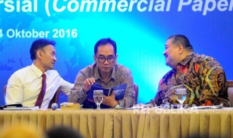 Direktur Bank Indonesia Nanang Hendrasah, Wakil Rektor UGM Paripurna Sugarda dan Direktur PT BNI securities Reza Benito Zahar (dari kiri) menjadi pembicara dalam seminar Surat Berharga Komersial (SBK) di Gedung Kebon Sirih, Bank Indonesia (BI), Jakarta, Se