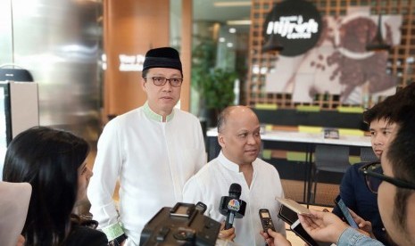 Direktur Bank Muamalat Achmad Kusna Permana dan Komisaris Utama Bank Muamalat Ilham Habibie memberikan pernyataan usai Rapat Umum Pemegang Saham Luar Biasa (RUPSLB) di Muamalat Tower, Jakarta, Senin (16/12).