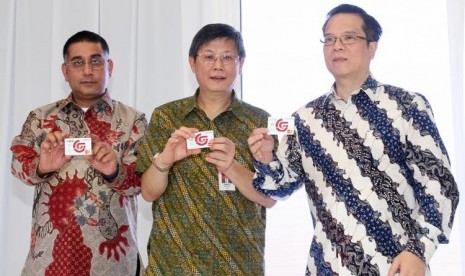 Direktur BCA Henry Koenafi (tengah), Direktur Merchandising & Marketing Matahari Department Store Christian Kurnia (kanan) dan President Division MasterCard of Indonesia, Malaysia dan Brueni Safdar Khan (kiri) memperlihatkan desain Kartu Keedit BCA – Matah