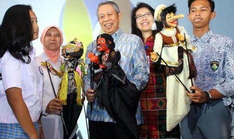 Direktur BCA Suwignyo Budiman (ketiga kiri) bersama General Manager CSR BCA Inge Setiawati (kedua kanan) dan Kepala Museum Nasional Intan Mardiana (kedua kiri) memperkenalkan tokoh perwayangan di sela pagelaran Wayang for Student di Museum Nasional.