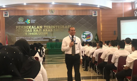 Direktur Bina Haji Kemenag Khoirizi H Dasir sedang memberikan pengarahan kepada petugas haji di Arab Saudi, Rabu (24/4) pagi.