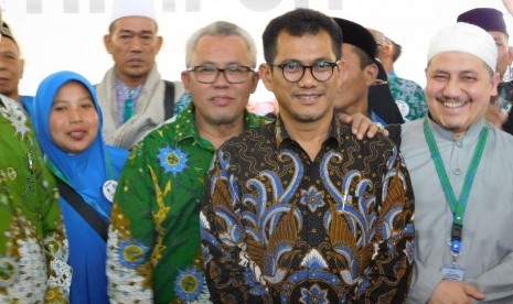 Direktur Bina Umrah dan Haji Khusus dari Dirjen PHU Kemenag RI, M Arfi Hatim dan Ketua Umum Himpuh, Baluki Ahmad saat pelepasan perdana jamaah haji khusus anggota Himpuh di Bandara Soekarno Hatta, Ahad (29/7). 