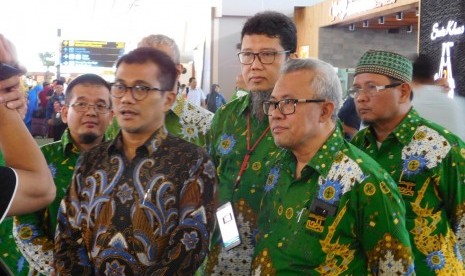 Direktur Bina Umrah dan Haji Khusus dari Dirjen PHU Kemenag RI, M Arfi Hatim  dan Ketua Umum Himpuh, Baluki Ahmad,saat pelepasan perdana jamaah haji khusus anggota Himpuh di Bandara Soekarno Hatta, Ahad (29/7). 