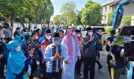 Kemenag Ingatkan Biro Umroh Patuh Kebijakan Satu Pintu. Direktur Bina Umroh dan Haji Khusus Nur Arifin bersama Wakil Duta Besar Arab Saudi untuk Indonesia melapas keberangkatan 419 jamaah umroh, di Asrama Haji Pondok Gede, Sabtu (9/1). Jamaah ini diberangkatkan setelah pemerintah mengirim tim advance untuk uji coba umroh di masa pandemi.