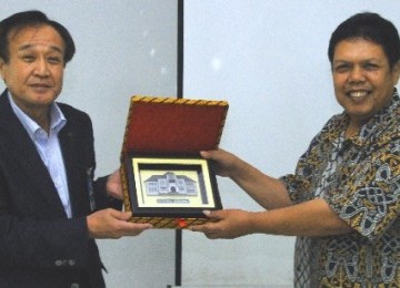 Direktur Bio Farma (Persero), Iskandar menyerahkan penghargaan kepada Masayuki Kawasaki sebagai Representative of Rotary Club of Kanonji Jepang