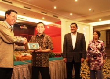  Direktur Bisnis Bank BNI Syariah Bambang Widjarnako (kiri) memberikan predikat prime customer diterima oleh Direktur Utama Kisel Riza Wildani disaksikan oleh Direktur Utama Telkomsel Sarwoto Atmosutarno dan Direktur Keuangan Triwahyusari.