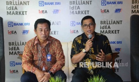 Direktur Bisnis dan Konsumer Bank BRI Sis Apik Wijayanto (kiri) serta Ketua Umum Asosiasi E-Commerece Indonesia (idEA) Aulia Marianto menjawab pertanyaan wartawan saat konverensi pers di Jakarta, Selasa (13/12).