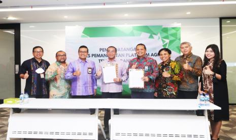  Direktur Bisnis dan Syariah Bank Sumut Irwan (ketiga dari kiri) dan Executive Vice President Divisi Enterprise Service Telkom Teuku Muda Nanta (keempat dari kanan) berfoto bersama usai penandatanganan Perjanjian Kerja Sama tentang Pemanfaatan Platform Agree Telkom-Bank Sumut yang disaksikan oleh Direktur Utama Bank Sumut Rahmat Fadillah Pohan (keempat dari kiri) di Telkom Landmark Tower Jakarta (19/8).