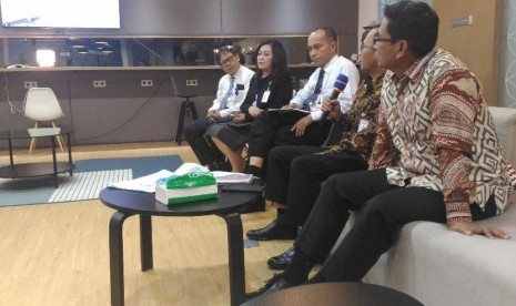 Direktur Bisnis Kecil & Jaringan BNI Catur Budi Harto (kanan), Direktur Teknologi Informasi & Operasi BNI Dadang Setiabudi (kedua kanan), dan Corporate Secretary BNI Ryan Kiryanto (paling kiri) memaparkan kesiapan BNI menghadapi Lebaran 2018.