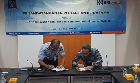 Direktur Bisnis Komersil BRIsyariah Kokok Alun Akbar dan Kepala Biro Keuangan Kemenkumham Wisnu Nugroho Dewanto menandatangani kerjasama di Jakarta, Senin, (30/12)