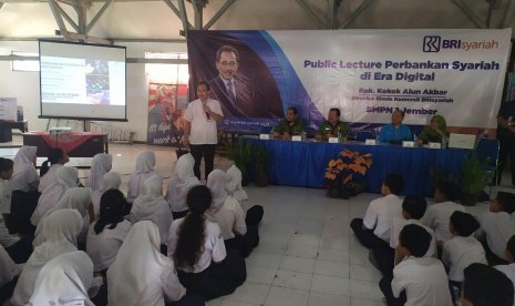 Direktur Bisnis Komersil BRIsyariah saat memberikan public lecture di SMPN 1 Jember. Alun menjelaskan pentingnya menabung untuk masa depan.