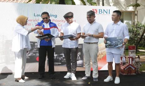 Direktur Bisnis Konsumer BNI Corina Leyla Karnalies (kiri ke kanan) bersama Ketua Umum Ikatan Motor Indonesia Bambang Soesatyo, Wakil Ketua Morgan Sports Car Club Indonesia Sandy Kurnia Widjaja, Ketua Morgan Sports Car Club Indonesia Albert Maknawi, dan Presiden Direktur TDA Luxury Toys William Tjandra dalam peluncuran Kartu Co Brand BNI Debit Emerald – TDA Priority Card dan Kartu Kredit BNI – TDA, Minggu (12/12). 