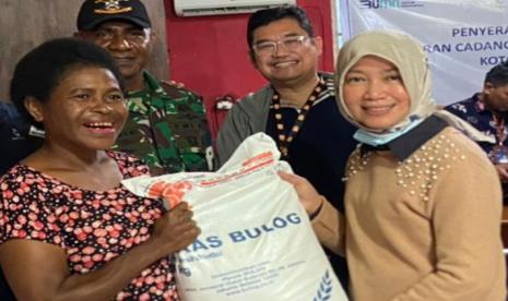 Direktur Bisnis Kurir dan Logistik Pos Indonesia Siti Choiriana berinteraksi dengan masyarakat yang akan mengambil bantuan beras untuk 153 PBP.