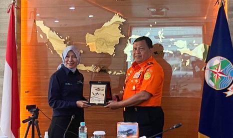 Direktur Bisnis Kurir & Logistik PT Pos Indonesia Siti Choiriana bersama Kepala Badan SAR Nasional (Kabasarnas)  Marsekal Madya TNI Henri Alfiandi di Kantor Pusat Basarnas di Jakarta, Senin (6/3/2023).