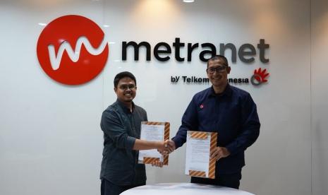 Direktur Bisnis Metranet, Faisal Yusuf (kanan) dan CEO Rakamin, Andika Deni Prasetya usai penandatanganan kerja sama penguatan Business Operations Management antara Scala by Metranet (Scala) dan Rakamin, beberapa waktu lalu.