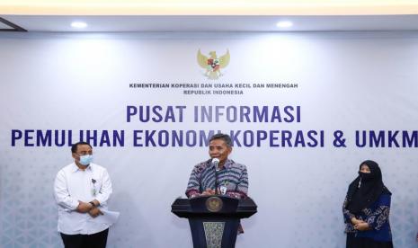 Direktur Bisnis Mikro BRI Supari (tengah) menyampaikan, pihaknya telah menerima alokasi dana tersebut dari Kemenkop UKM dan telah meneruskan subsidi bunga ini kepada UMKM yang masuk dalam kriteria penerima.