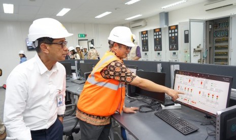 Direktur Bisnis Regional Jawa Bagian Barat, Haryanto WS (kiri) didampingi General Manager UID Jakarta Raya, M. Ikhsan Asaad (kanan) meninjau Proyek PLTD Senayan berkapasitas 101 MW di Senayan, Jakarta Selatan, Kamis (8/8).