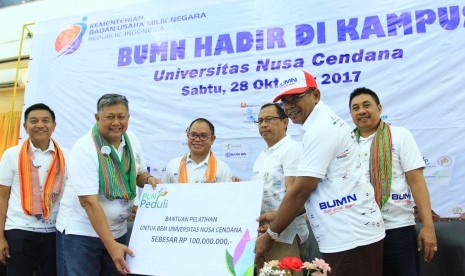 Direktur Bisnis Regional Jawa Bagian Timur, Bali dan Nusa Tenggara PLN Djoko R. Abumanan (kedua dari kiri) secara simbolis menyerahkan bantuan pelatihan untuk BEM UNDANA dengan total sebesar Rp 100 juta dari PLN Peduli atau program CSR PLN kepada Pembantu Rektor III UNDANA Simon Ola (kedua dari kanan) di Kampus UNDANA, Kupang, Sabtu (28/10) 