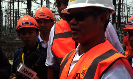 Direktur Bisnis Regional Jawa Barat PT PLN (Persero) Haryanto WS menjelaskan mengenai peresmian penyelesaian pembangunan gardu induk (GI) 150 kV dan jaringan transmisi 500 kV di Gardu Induk Ganduk, Cinere, Depok, Rabu (16/5). 