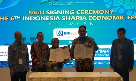 BRI Syariah dan Barekraf menandatangani kerja sama dalam Indonesia Sharia Economic Festival (ISEF) di Jakarta Convention Center.