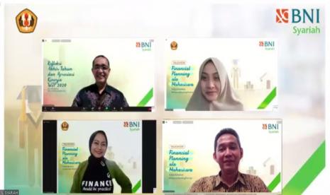 Direktur Bisnis Ritel dan Jaringan BNI Syariah, Iwan Abdi; Head of Financing Card Business BNI Syariah, Rima Dwi Permatasari; Direktur Keuangan Universitas Padjadjaran, Edi Jaenudin; dan Lead Financial Trainer QM Financial, Ligwina Hananto dalam acara talkshow, “Financial Planning ala Mahasiswa”, Rabu (19/1).