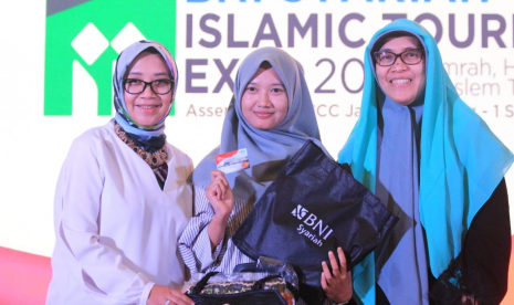 Direktur Bisnis SME dan Komersial BNI syariah, Dhias Widhiyati (kiri), Herayati Sawitri, dan Founder NRA Group, Hj Irmawati Mochtar SE (dari kiri ke kanan).