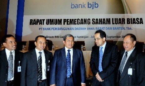 Direktur BJB. (dari kiri) Direksi BJB Acu Kusnandar, Direksi BJB Zainal Aripin, Gubernur Jabar Ahmad Heryawan, DIrut BJB Bien Subiantoro, dan Direksi BJB Arie Yulianto berfoto usai Rapat Umum Pemegang Saham Luar Biasa (RUPSLB) Bank Jabar Banten (BJB) di Ja