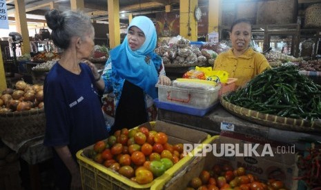 Direktur BMT Beringharjo Mursida Rambe (tengah)