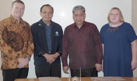 Direktur British Council Indonesia Sally Goggin (kanan), Presiden Direktur PT. Rolls Royce Adrian Short (kiri), Sekretaris Dirjen Kelembagaan Iptek dan Dikti Agus Indarto (kedua kiri), Dirjen Kelembagaan Iptek dan Dikti Patdono Suwignjo Kemristekdiktii.