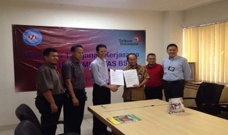 Direktur BSI Naba Aji (ketiga dari kiri) dan GM Trading & Distribution Services Divisi Enteprise Service PT Telekomunikasi Indonesia Moch Wasi'ul Hakim  menandatangani MoU di Kantor Pusat BSI, Cawang, Jakarta Timur, Kamis (23/6/2016).