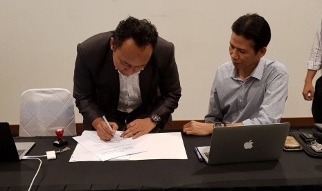 Direktur BSI Naba Aji dan Ketua LSP Informatika Muhaemin menandatangani MoU.