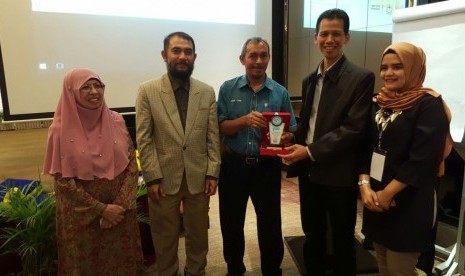 Direktur BSI Naba Aji Notoseputro (kedua dari kanan) bersama dengan pejabat dua perguruan tinggi Malaysia, UTHM dan ITNM.