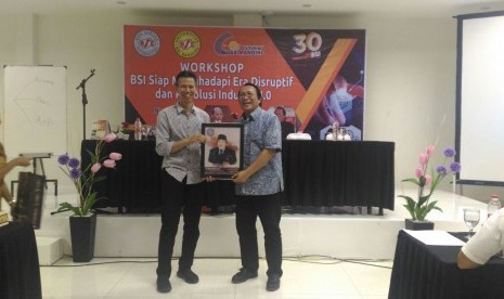 Direktur BSI, Naba Aji Notoseputro (kiiri) bersama pembicara workshop.