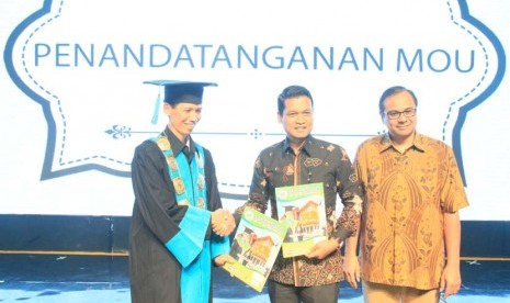 Direktur BSI Naba Aji Notoseputro (kiri) berjabat tangan dengan Ketua Umum ADEI Bari Arijono seusai penandatangan MoU di Bekasi, Senin (18/7/2016).