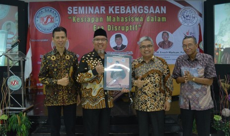 Direktur BSI, Naba Aji Notoseputro (kiri) bersama para pembicara seminar kebangsaan yang diadakan oleh BSI.