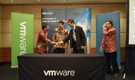 Direktur BSI Naba Aji Notoseputro  menandatangani MoU dengan VMware.