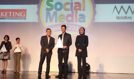 Direktur BSI Naba Aji Notoseputro menerima penghrgaan Social Media Award 2017.